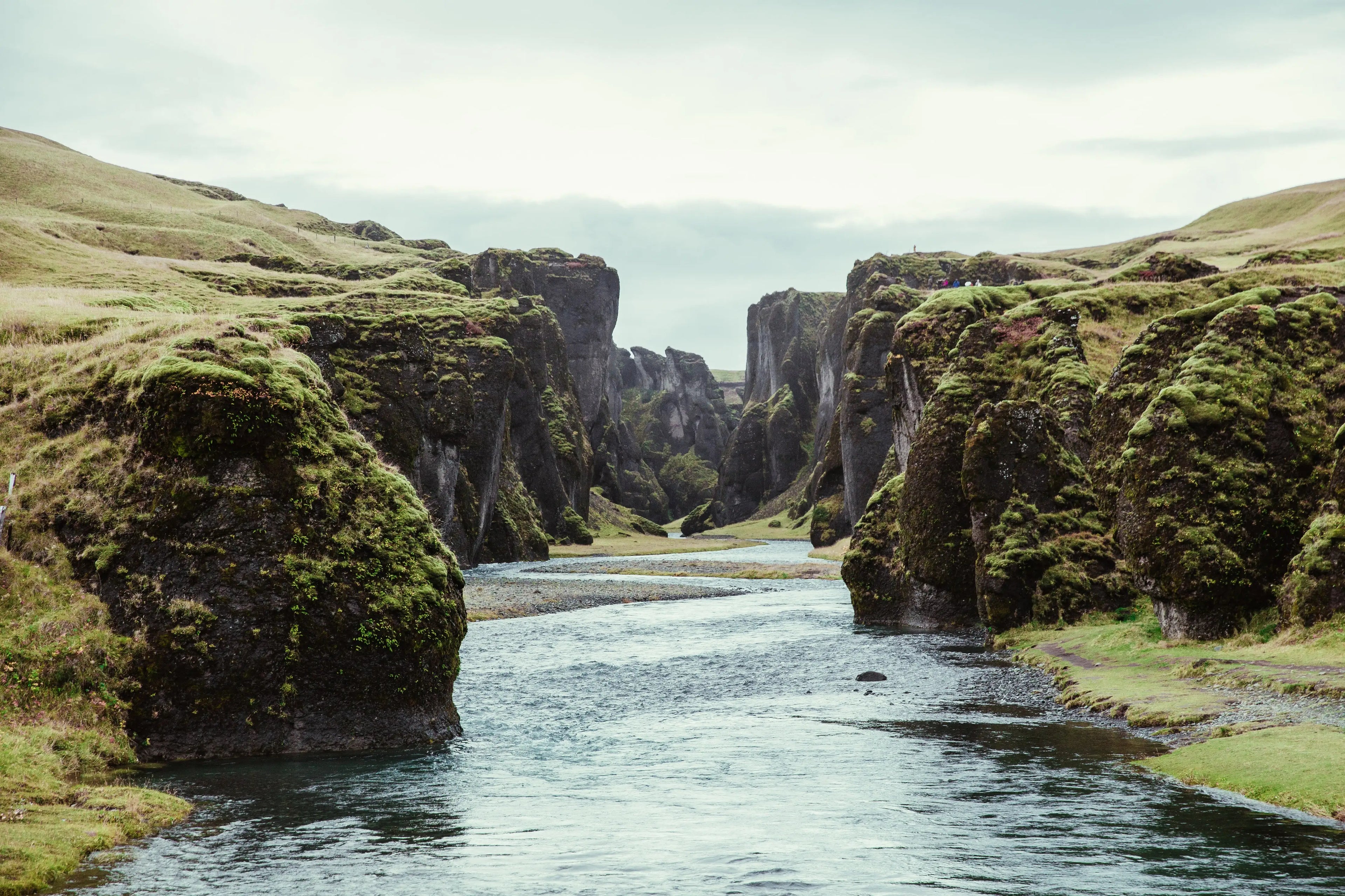 stream-water-passing-through-cliffs (1).webp__PID:a1688774-8acc-42f1-8dc2-cd78a451043d