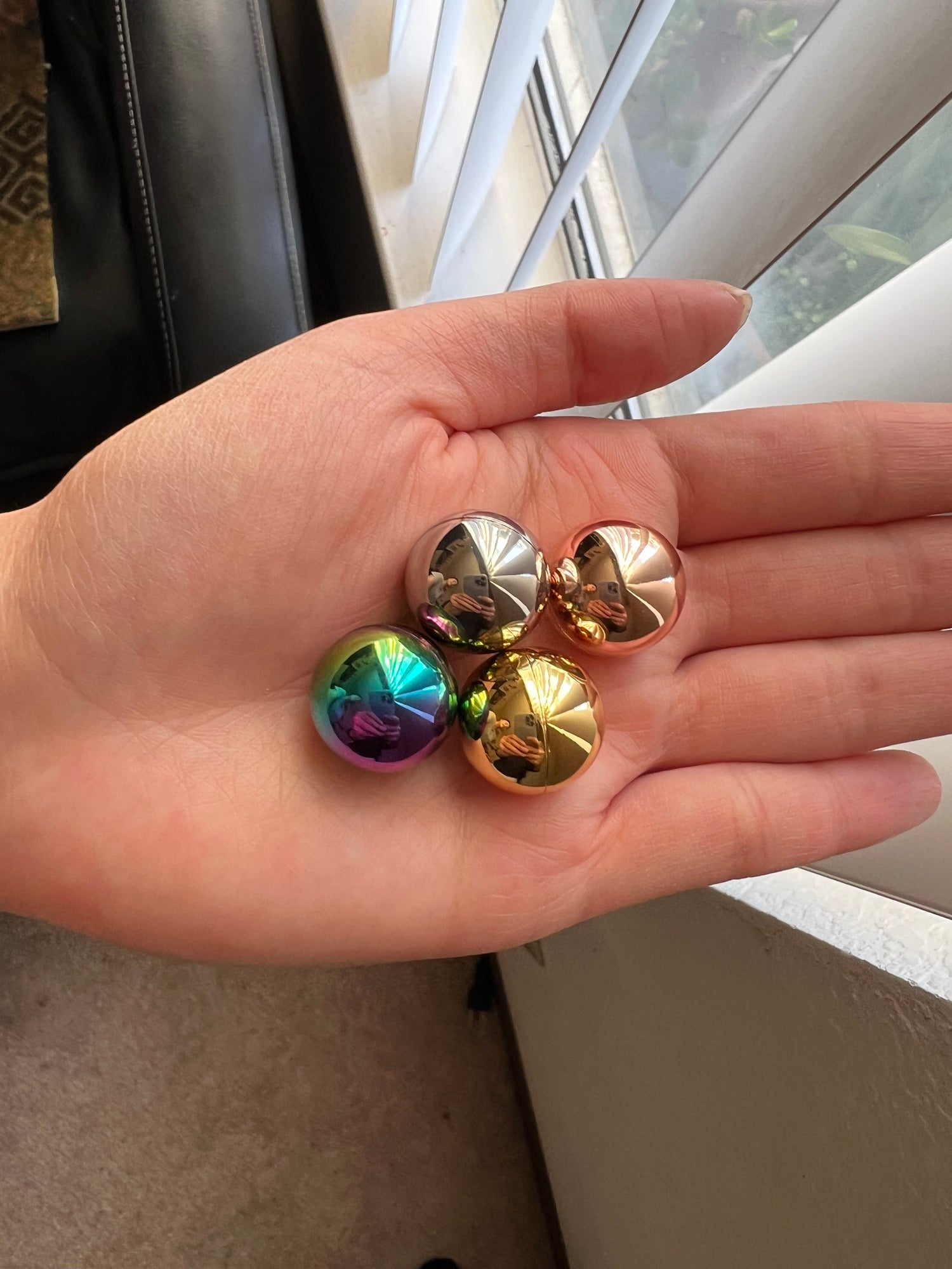 An image of the four colors representing: Silver, Gold, Rose Gold, and Rainbow for the cremation pendant